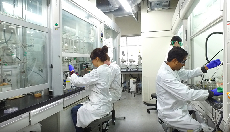 尊亿app娱乐平台 あるいは船と沿岸部に設置されたAIS陸上局との間でやり取りがされているが